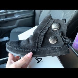 Minnetonka boot size 6.5